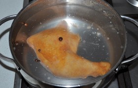 Ставим на огонь кастрюлю с 1,5-2 л воды. Кладем в закипевшую воду окорочок или грудку, варим 10-15 минут в закрытой кастрюле, огонь – малый.