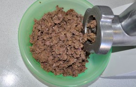 Потрошки посыпаем приправами, перемешиваем. Пропускаем всю массу через мясорубку, поставив решетку с самыми большими отверстиями. Или мелко рубим ножом.