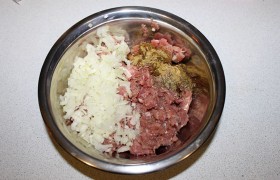 Лук не прокручиваем с мясом, а мелко шинкуем. В фарш засыпаем приправы и специи, лук.