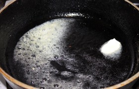 В большой сковороде с толстым дном, поставленной на сильный огонь, раскаляем растительное масло, кладем сливочное. 