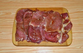 Подготовку делаем обычным порядком: мясо промываем, поверхность просушиваем с помощью бумажных полотенец, нарезаем на ровные ломти 1,5-1,8 см толщины, не забывая делать это поперек волокон. И, конечно,  отбиваем  примерно до 8-10 мм, посыпаем перцем. 