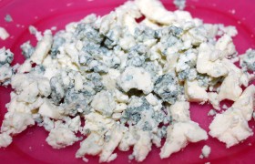 Крошим сыр Дор блю.
