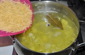 Картофельные кубики, которые обычно варятся за пять-шесть минут, готовы. Добавляем в суп вермишель, перемешиваем.