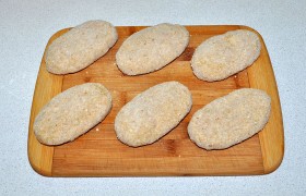  Панируем  котлеты в сухарях, создавая плотную корочку. 