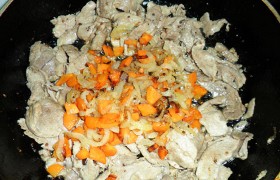 Далее солим мясо, соединяем с овощами, еще немного обжариваем и выливаем тонкой струйкой приготовленный соус. Масса быстро густеет - крахмал заваривается. Все. Снимаем с конфорки, и можно раскладывать по тарелкам.