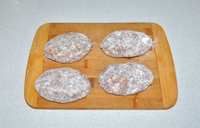Формуем 4-5 котлет и  панируем  их в муке. 