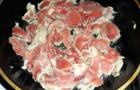 В другой - мясо. Жарим все очень быстро - особенно нельзя пережаривать мясо, которому достаточно несколько минут, пока оно поменяет цвет. При этом в обеих сковородках содержимое необходимо все время помешивать.