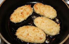 Разогреваем на огне между средним и сильным масло, добавляем сливочное, Снизив немножко огонь, быстро обжариваем котлеты с обеих сторон до корочки, по 2-3 минутки сторону.