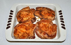 Выкладываем обжаренное мясо в форму. У нас осталось немного маринада, которым мы смазываем кисточкой мясо.