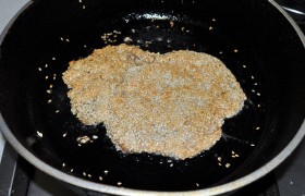 Масло должно быть  перекаленным , что мы и делаем, поставив сковороду на сильный огонь. Кладем отбивные (у нас они большие, так что жарим по одной), чуточку убираем огонь, подрумяниваем обе стороны, тратя на это примерно по 60-70 секунд. Солим готовое мясо. 
И подаем отбивные, распространяющие вкусный аромат, сочные и мягкие. 