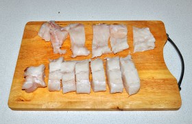Вымытое и обсушенное филе трески нарезаем кусочками среднего размера.