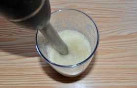 Пюрируем блендером очищенную грушу.