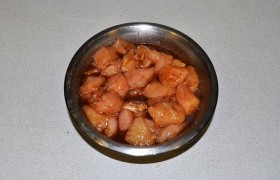 Филе промываем и промокаем бумажным полотенцем. Нарезаем кусочками-кубиками, некрупными, примерно по 2,5-3 см. Вымешиваем маринад, заливаем индейку, перемешиваем. Минимальное время маринования - 15-20 минут. Есть возможность – подержим 2-4 часа в холодильнике, для более яркого вкуса.