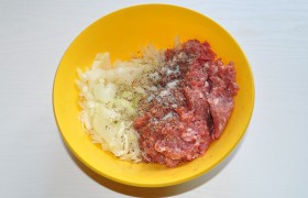 Вымытое мясо пропускаем через мясорубку. Либо заранее размораживаем  фарш ,   который мы держим в морозилке. Лук шинкуем не слишком мелко - он должен чувствоваться в готовых чебуреках.