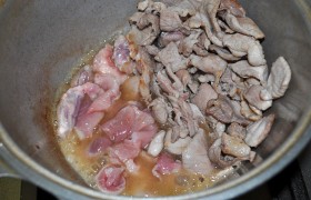 Мы использовали для жарки казан.  Перекаливаем  в нем масло, и на том же самом сильном огне начинаем быстро, небольшими порциями слегка обжаривать ломтики мяса, все время переворачивая их лопаткой. Обжаренные сдвигаем на стенку казана, кладем следующие ломтики… пока не пожарим все. 