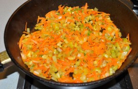 Когда все кусочки обжарены и сложены на тарелке, добавляем в сковороду еще немного масла, засыпаем нарезанные лук, сельдерей, морковь,  пассеруем  на среднем огне 5-7 минут, заливаем вино, и минут 5-6 овощи тушатся, пока вино выпаривается. 