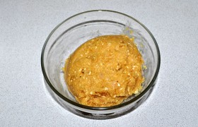 Фарш делаем либо из филе – это полезнее, либо с мясом окорочков – он более сочный. Перемалываем вместе с замоченными в молоке хлопьями либо с привычными ломтиками батона. Приправляем солью, карри, перцем, вымешиваем, добавляя еще молока для сочности, и хорошо  отбиваем .  