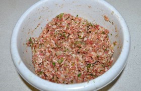 Готовый рис смешиваем с фаршем, рублеными луком и зеленью, солим, слегка перчим, подливаем немного воды, чтобы был сочнее.