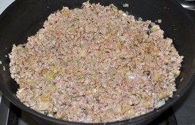 Выкладываем сюда же фарш, солим и перчим, есть желание - добавляем и другие приправы на свой вкус. Помешивая и разбивая лопаткой комочки, жарим 7-10 минут до готовности фарша. 
