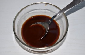 И смешиваем соус, который зальем в мясо, тщательно размешивая сахар.