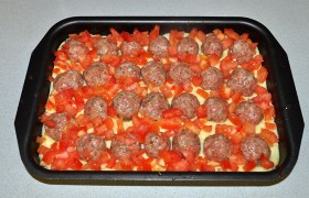 Нарезаем мелкими кусочками помидоры, засыпаем между фрикаделек. И на 20-25 минут ставим в духовку при 200°.
