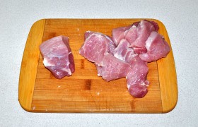 У нас - кусок окорока, как выяснилось, не лучший. Но и из него мы без проблем нарезаем поперек волокон небольшие ломтики не толще 9-10 мм. Если это говядина – нарезаем еще тоньше.