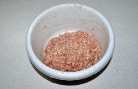 На дно миски кладем овсяные хлопья (или хлеб), поливаем 2-3 ложками молока, смешиваем с фаршем и мелкими кубиками порубленного лука, солью, перцем. Вымешиваем, по мере того, как фарш становится более густым, добавляем еще молока. И в конце швыряем 16-20 раз в миску –  отбиваем . 