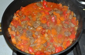 Накрываем сковороду крышкой, переводим огонь на малый -  и на нем томим рагу до полной готовности мяса, примерно час. Время зависит от качества мяса. Если необходимо – добавляем немного горячей воды.