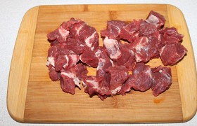 Говядину мы, промыв и обсушив, нарезаем довольно крупными кубиками, по 30-40 мм. Посыпаем смесью перцев.