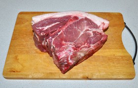 Вот такая у нас часть шеи для готовки, с куском кожи и сала, с костью. Промываем и максимально обсушиваем.