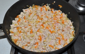 Закладываем мясной фарш (по одесскому рецепту мясо следует порубить ножами). Сделав побольше огонь конфорки, 3-5 минут жарим, перемешиваем и разминаем мясо лопаткой.