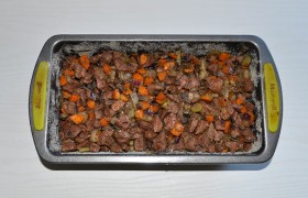 Далее – слой печени, лука с морковью 