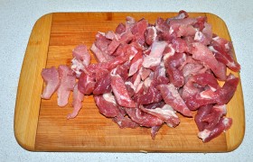 Свинину, промытую и подсушенную как следует в бумажных полотенцах, нарезаем поперек волокон довольно тонкой соломкой, посыпаем смесью перцев.