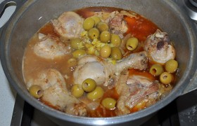 Спустя примерно четверть часа, когда курица практически готова, выкладываем в латку оливки и приготовленную нами для заправки лимонно-чесночную пасту. После 3-4 минут тушения добавляем кинзу и выключаем. Пора попробовать, что такое курица по-мароккански.