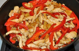 куриное мясо. Заливаем приготовленным соусом, даем прокипеть минутку – и выключаем. К этому моменту готов и рис, с которым мы подаем нашу ароматную и вкусную курицу стир-фрай. Если соуса вам кажется мало - добавьте немного кипятка.