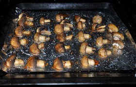 Когда мясо почти готово – ставим в нагретую до 200° духовку протертые влажной салфеткой и выложенные на противень шампиньоны, смазанные маслом и посыпанные солью и перцем. Крупные – разрезаем. Через 15-20 минут – они готовы.
