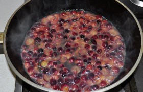 Вливаем вино, посыпаем перцем, солью на свой вкус, бросаем шалфей. Дав покипеть пару минут, выключаем – наш соус готов. Пробуем на вкус – если очень кислый, можем поправить вкус чайной ложкой меда или сахара.