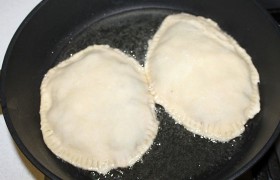Растительное масло для жарки (4-5 ст. ложек) сначала  перекаливаем  в сковороде на сильном огне, кладем отбивные в тесте (даже на большой сковороде едва умещается пара) и сразу ставим уровень огня чуть больше среднего. Жарим до румяной корочки каждую сторону, примерно по 5-6 минут.