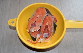 Стейки кижуча размораживаем (или нарезаем из тушки рыбы), промываем, в дуршлаге даем стечь воде и просушиваем поверхности бумажными полотенцами.