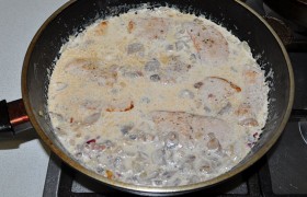 Заливаем мясо соусом (или мясо закладываем в соус). Когда соус снова закипает – через минуту-две накрываем и выключаем огонь. Через 3-4 минуты подаем на стол с гарниром, который вполне успеваем приготовить к этому времени.