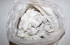 Перед приготовлением вынимаем из маринада кусочки говядины, складывая в дуршлаг, чтобы стекли остатки жидкости. Закладываем в пакет с мукой и, встряхивая, получаем ровную мучную  панировку . 