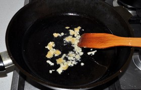 Отдельно готовим соус. Разогреваем немного масла, кладем тертый имбирь и чеснок, помешиваем 40-50 секунд.