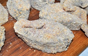 Вот такими, плотно облепленными панировкой, с хорошо заметными крупинками орехов, получаются рыбные стейки. Кстати, если вы – любитель толстых хрустящих корочек, то проделайте последние 2 операции (обмакивание в яйца и обваливание в орехах) еще раз. Но тогда требуется еще 1 яйцо.