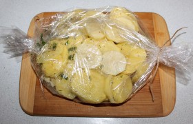 Так же, как мясо, пакуем в рукав, подлив в него немного воды. И тоже неплотно завязываем одну сторону рукава.