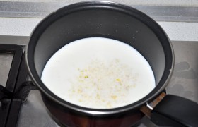 Соус готовим за 5 минут: дольки чеснока измельчаем прессом и кладем в закипающее молоко. Немного солим, варим пару минут и выключаем. Перед тем, как использовать соус – помешивая, рассеиваем в молоко через ситечко ложку муки.