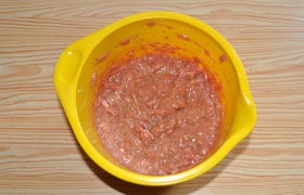 Фарш нужен мелкого помола, мы либо пропускаем 2 раза мясо через мясорубку с мелкой решеткой, либо дополнительно измельчаем в блендере. Добавляем молоко, яйца, приправы и специи (вместо указанных трав вполне пойдет и  хмели-сунели ), вливаем ложку растительного масла, и очень хорошо вымешиваем-взбиваем венчиком.