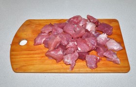 И это все ингредиенты. Мясо нарезаем довольно крупными кусочками.