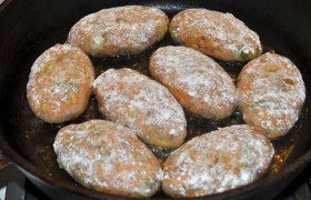Сначала  перекалив масло  на самом большом огне, кладем котлеты, чуть убираем огонь, через 1,5-2 минуты, когда образуется нижняя корочка, переворачиваем. А через минуту снижаем огонь до средне-слабого, на котором котлеты тихонько доводятся до полной готовности еще 4-5 минут.