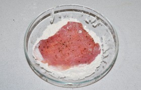 Для панировки у нас мука, взбитые яйца с добавлением 1-2 ложек воды и сухари, лучше домашние, крупные. Сначала панируем мясо в муке, стряхиваем излишек.