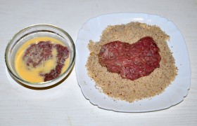 Яйца слегка взбиваем с перцем. Отбивные купаем в яйцах, солим,  панируем  в смеси орехов с сухарями, крепко прижимая, создавая плотную корочку.